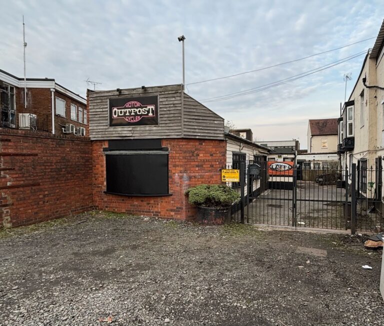 photo.html 305 768x652